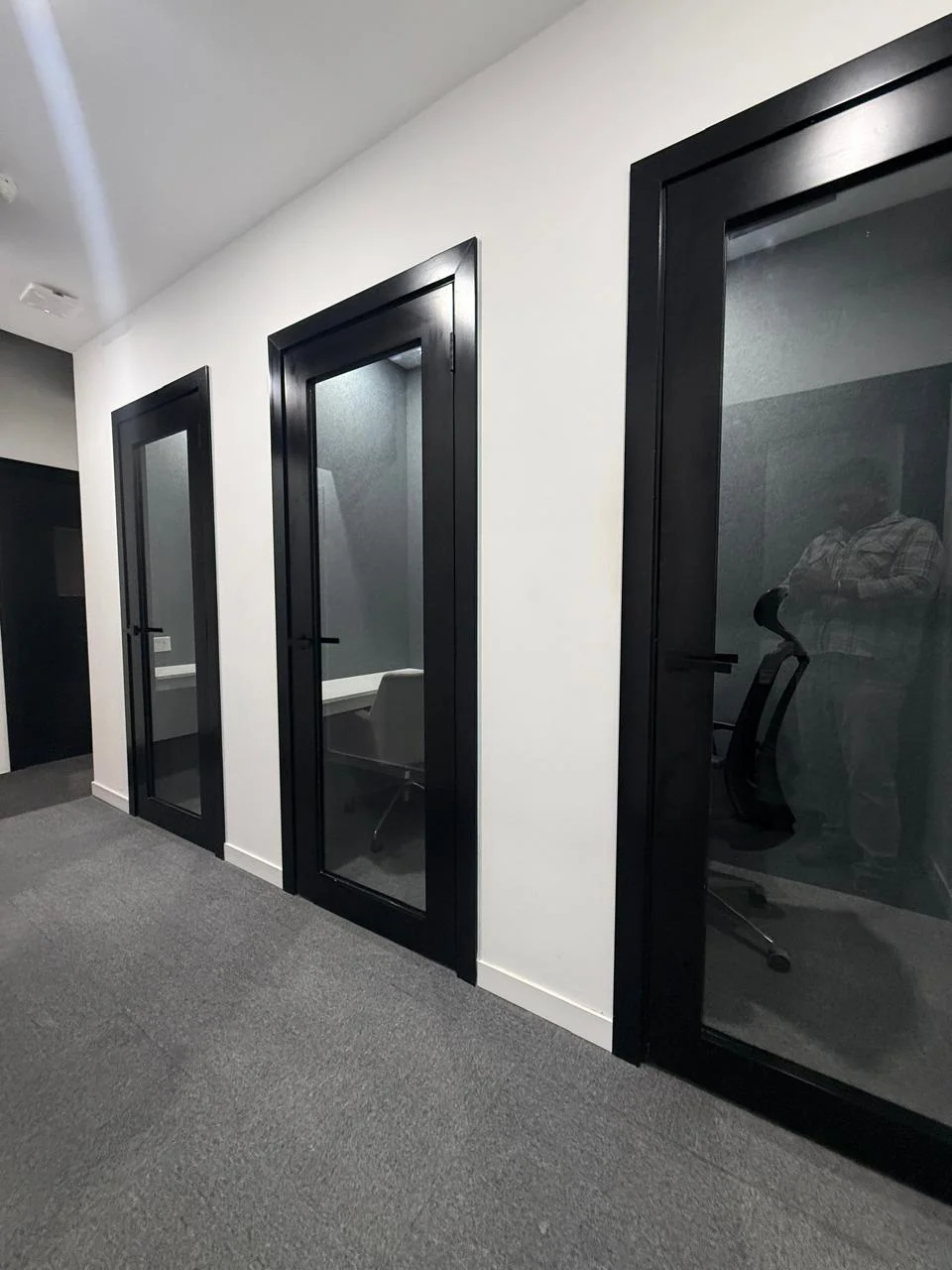 Custom office partitions and meeting rooms Dubai